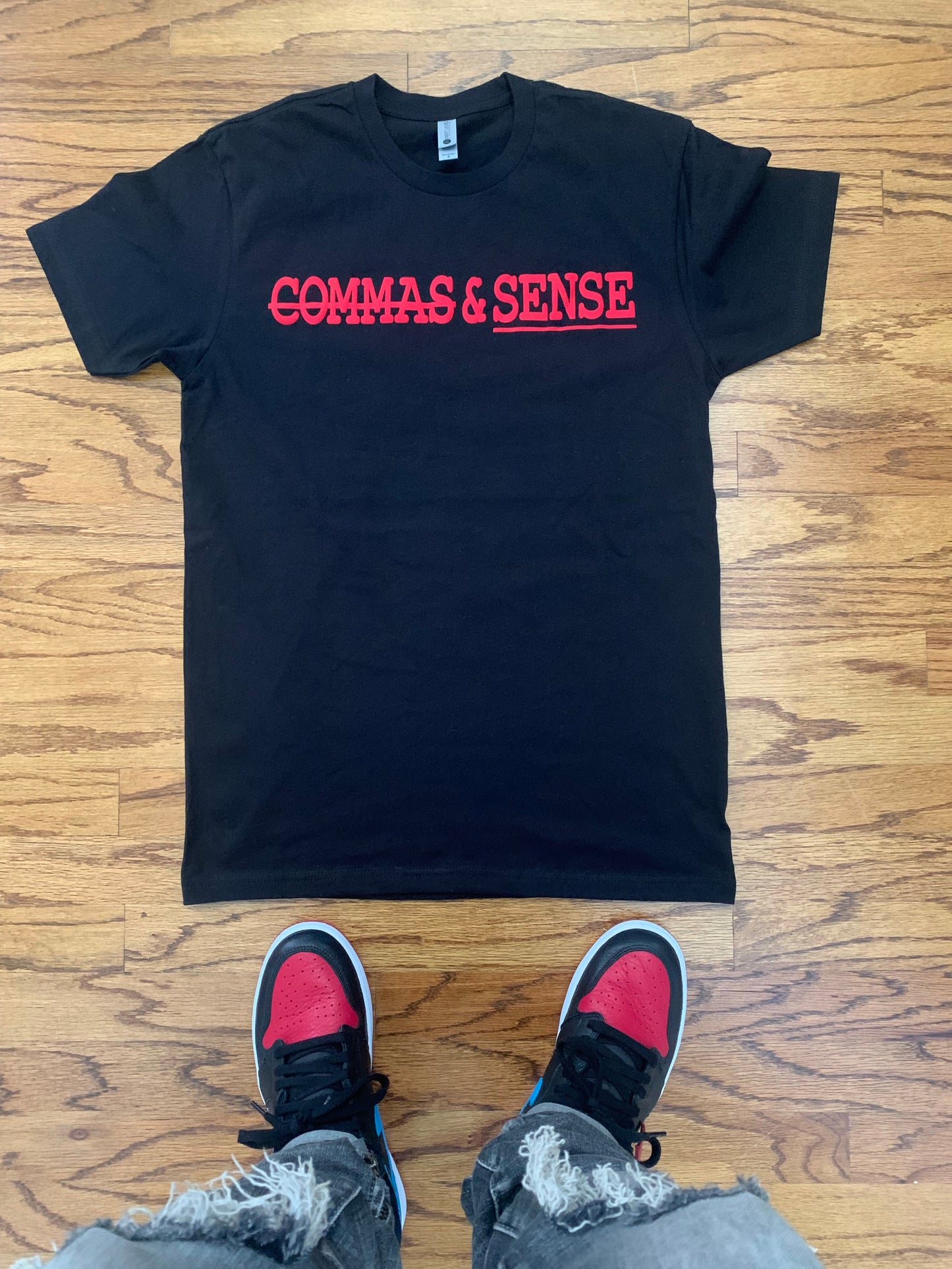 COMMAS & SENSE 3D LOGO T-SHIRT