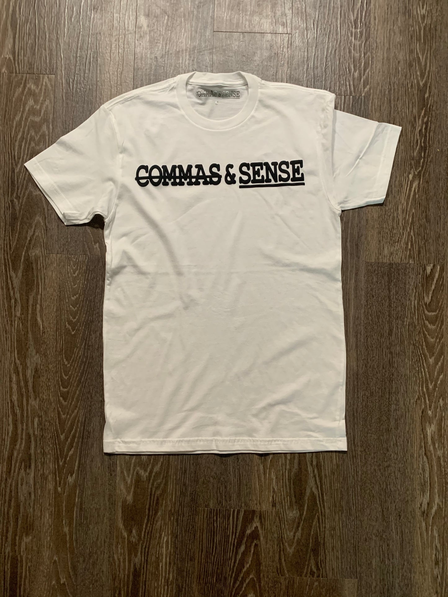 COMMAS & SENSE 3D LOGO T-SHIRT
