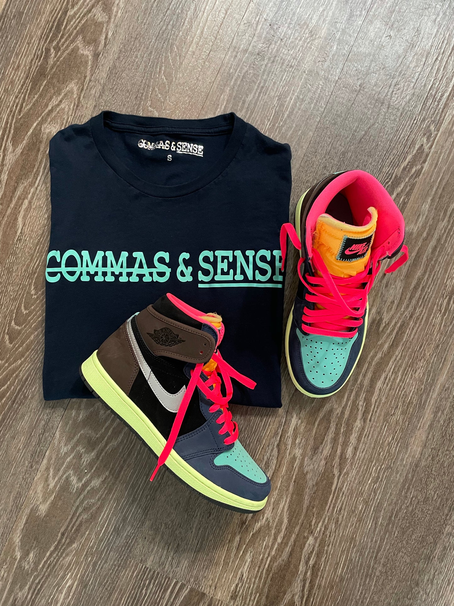 COMMAS & SENSE CLASSIC LOGO T-SHIRT