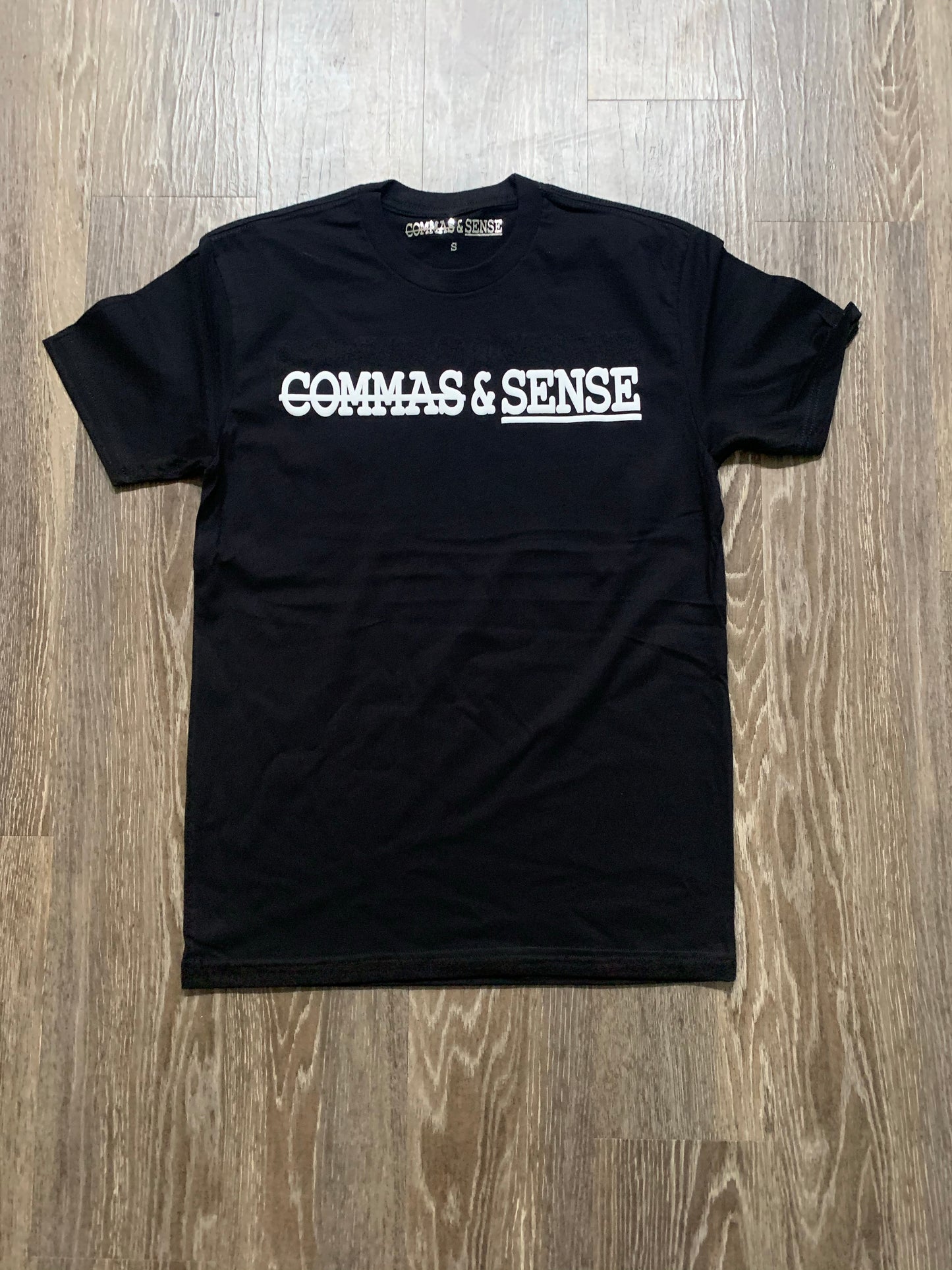 COMMAS & SENSE 3D LOGO T-SHIRT