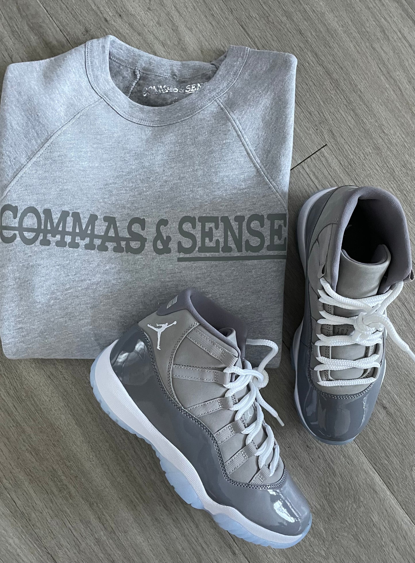 COMMAS & SENSE CLASSIC LOGO CREWNECK
