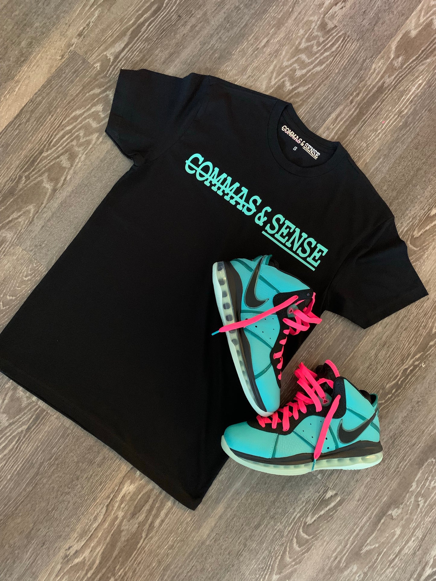 COMMAS & SENSE CLASSIC LOGO T-SHIRT