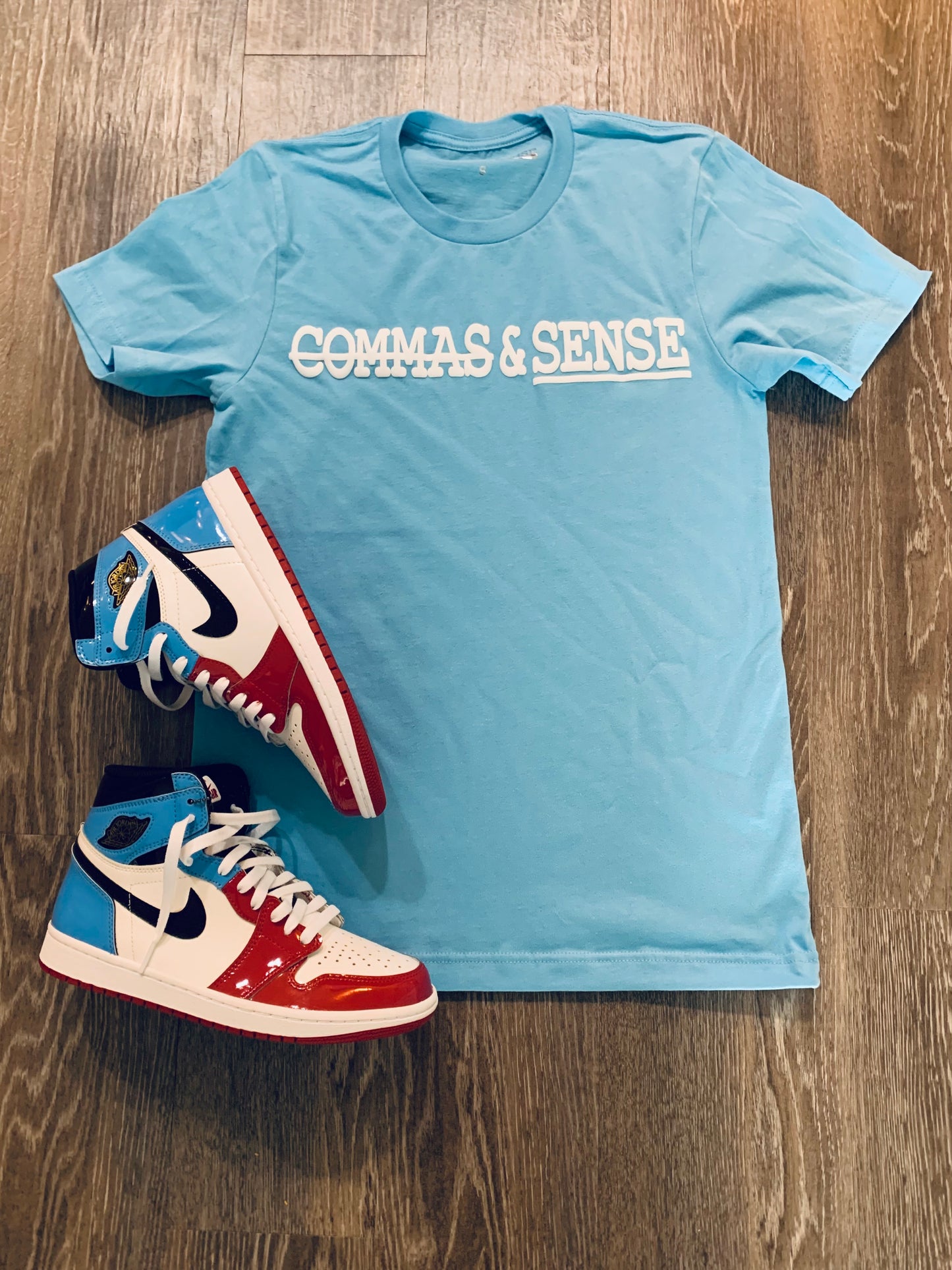 COMMAS & SENSE 3D LOGO T-SHIRT