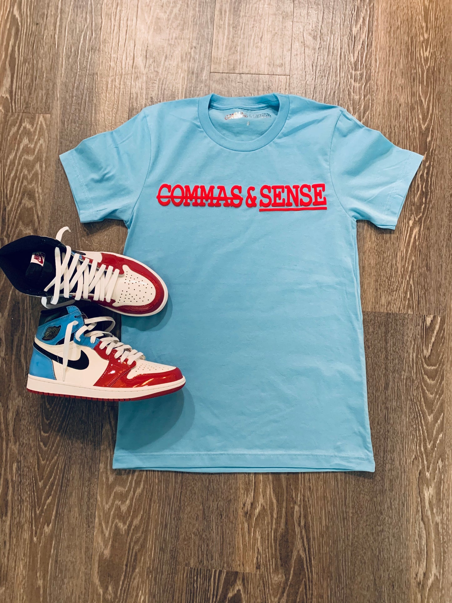 COMMAS & SENSE 3D LOGO T-SHIRT