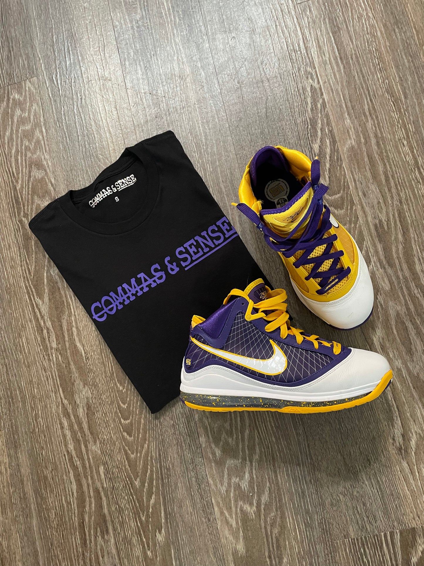 COMMAS & SENSE CLASSIC LOGO T-SHIRT