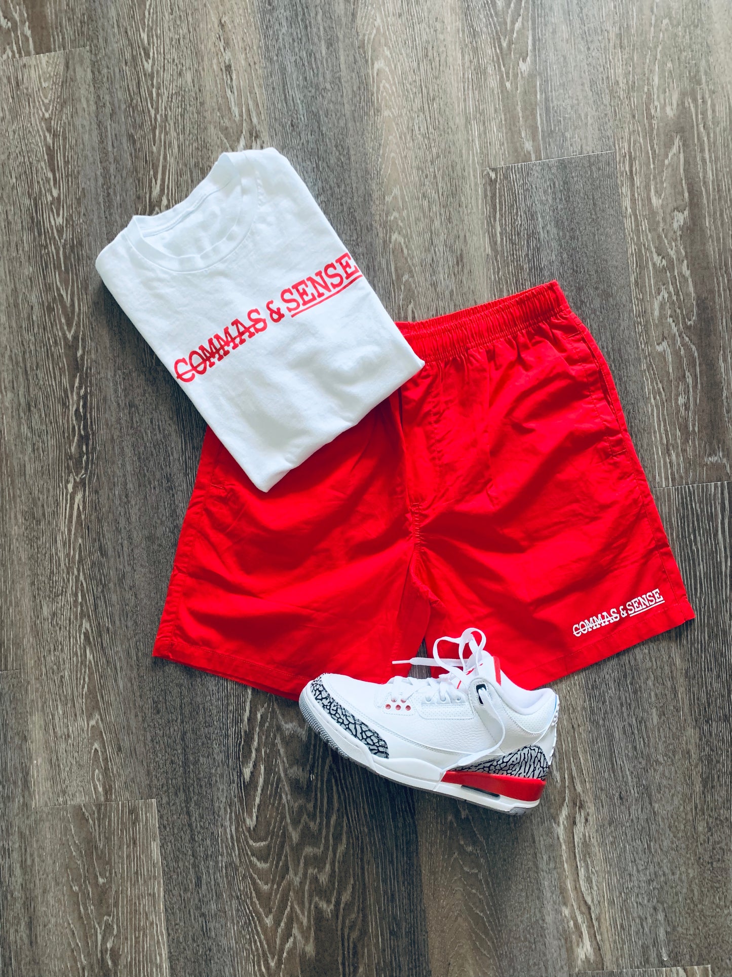 COMMAS & SENSE CLASSIC LOGO T-SHIRT