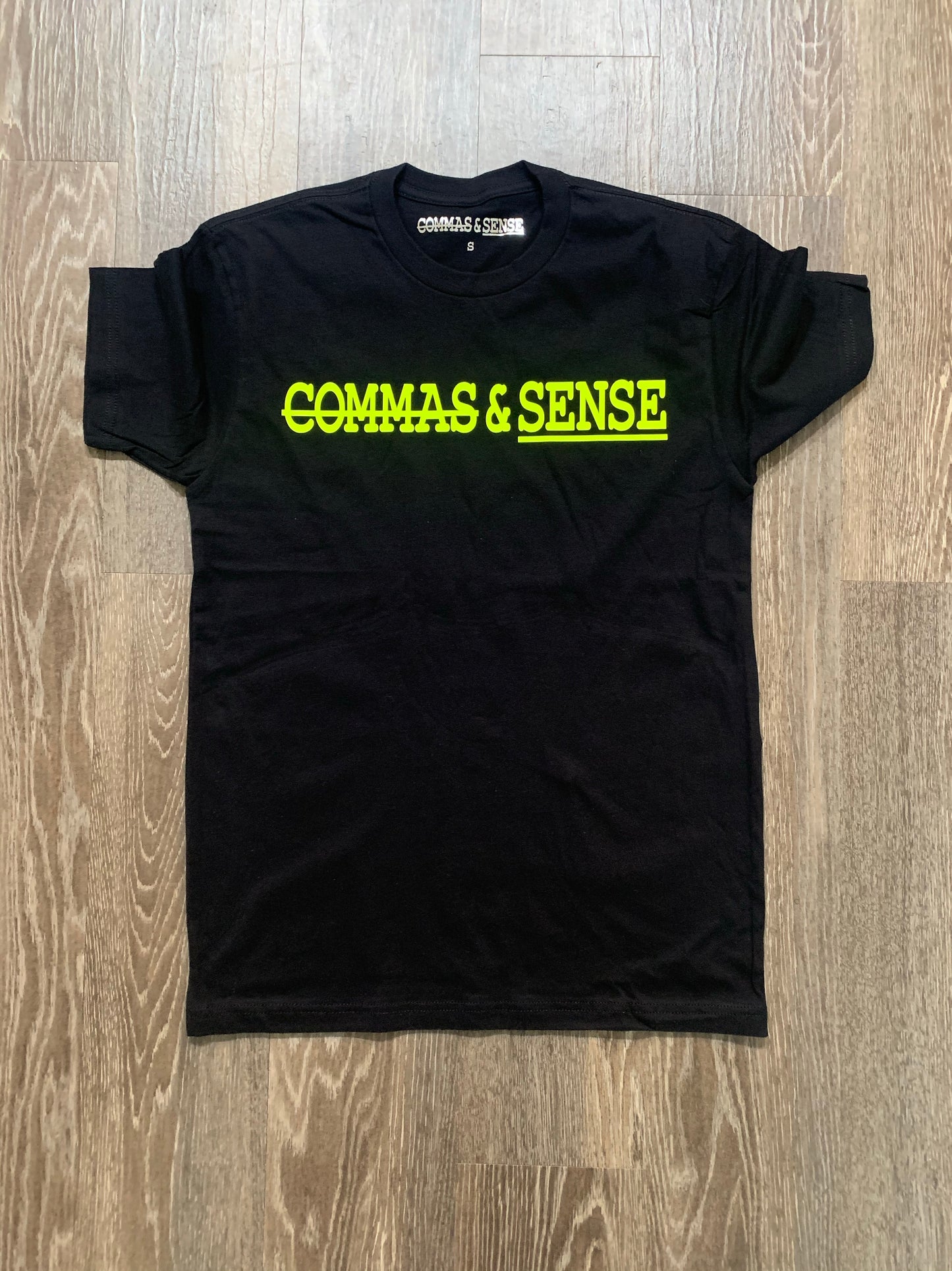 COMMAS & SENSE CLASSIC LOGO T-SHIRT
