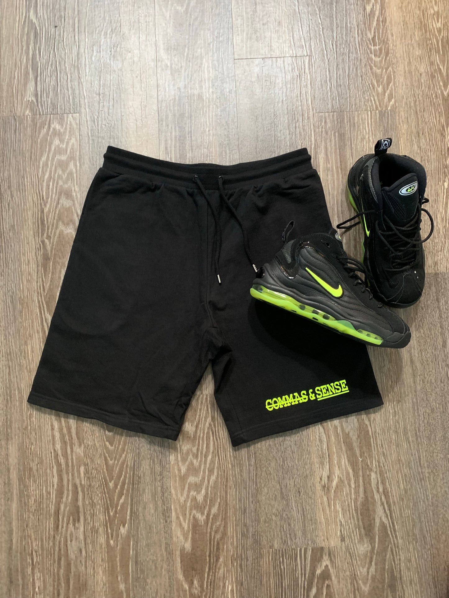 COMMAS & SENSE LOGO SWEAT SHORTS