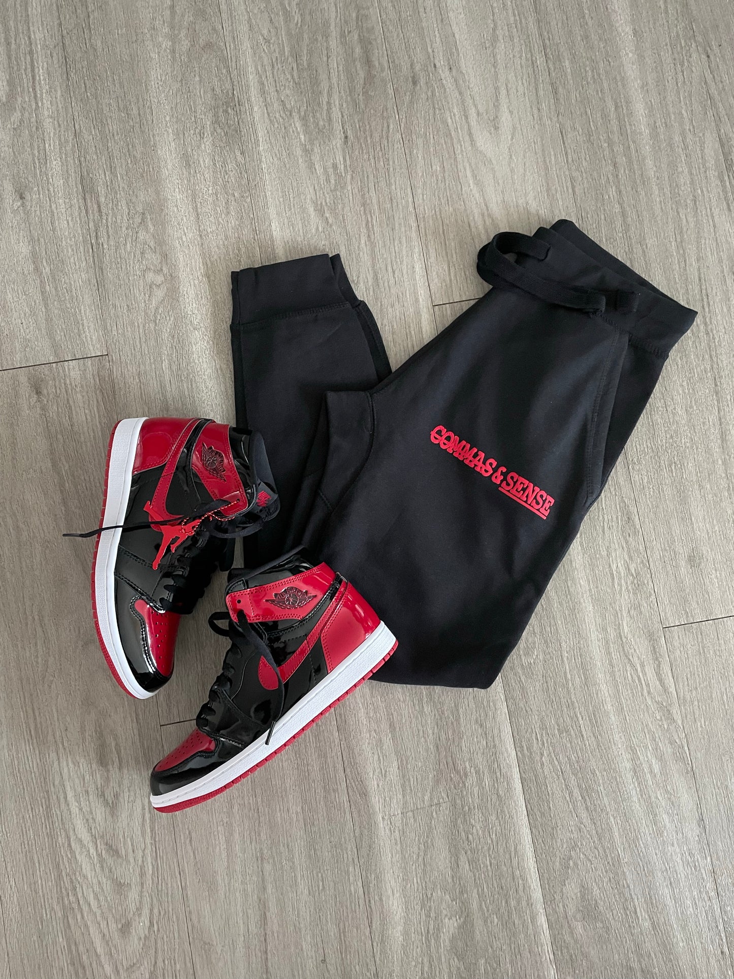 COMMAS & SENSE 3D LOGO SWEATPANTS