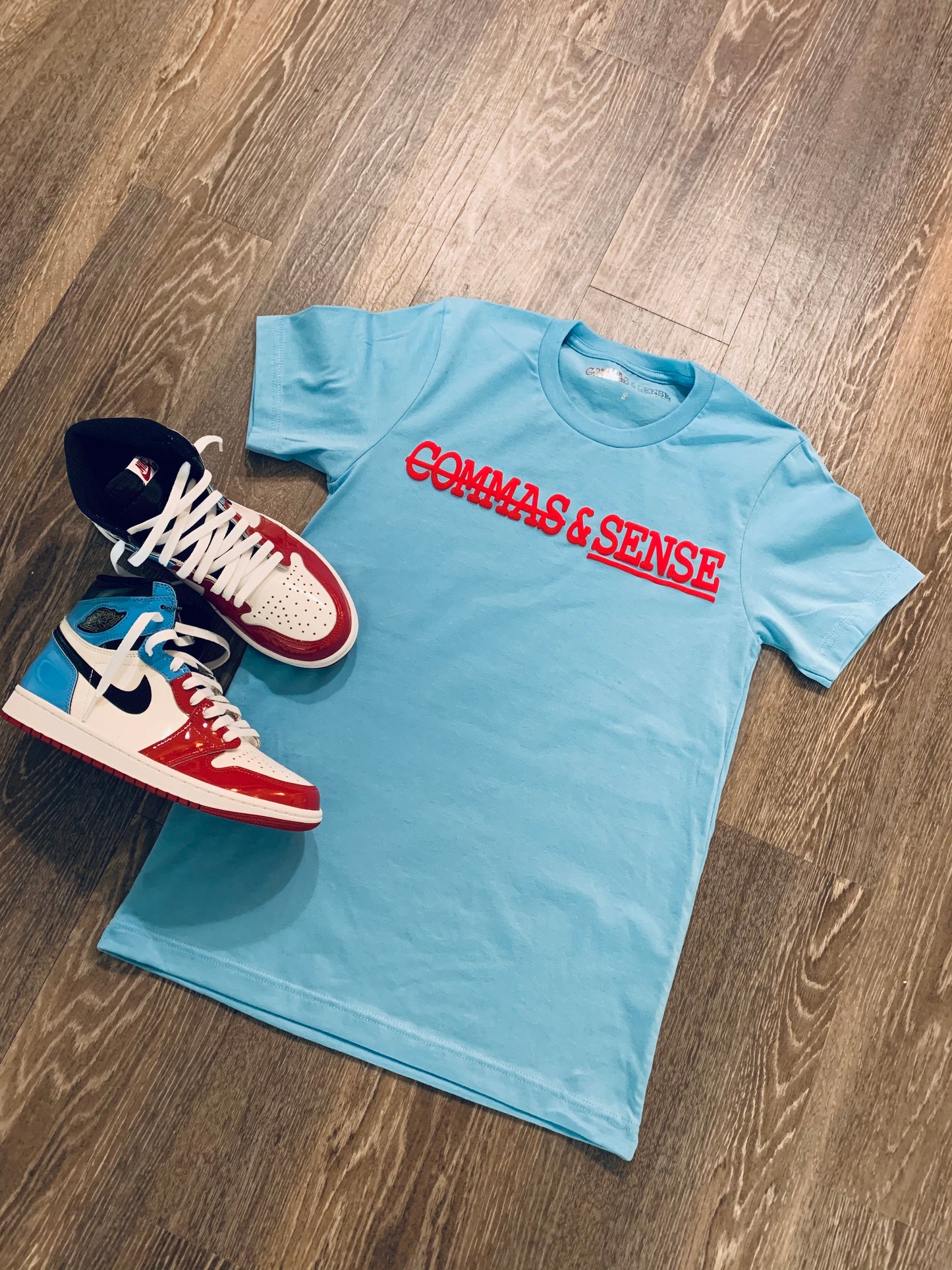 COMMAS & SENSE 3D LOGO T-SHIRT