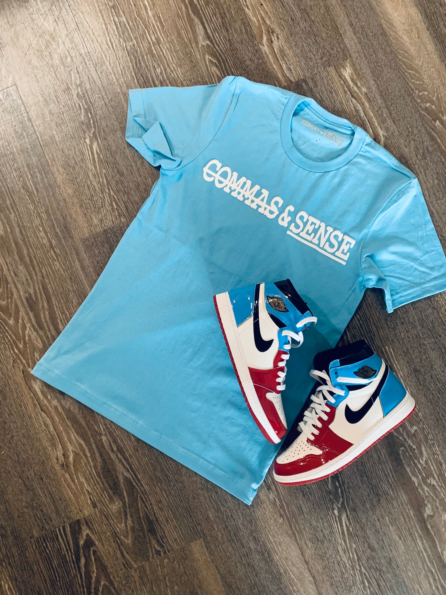 COMMAS & SENSE 3D LOGO T-SHIRT